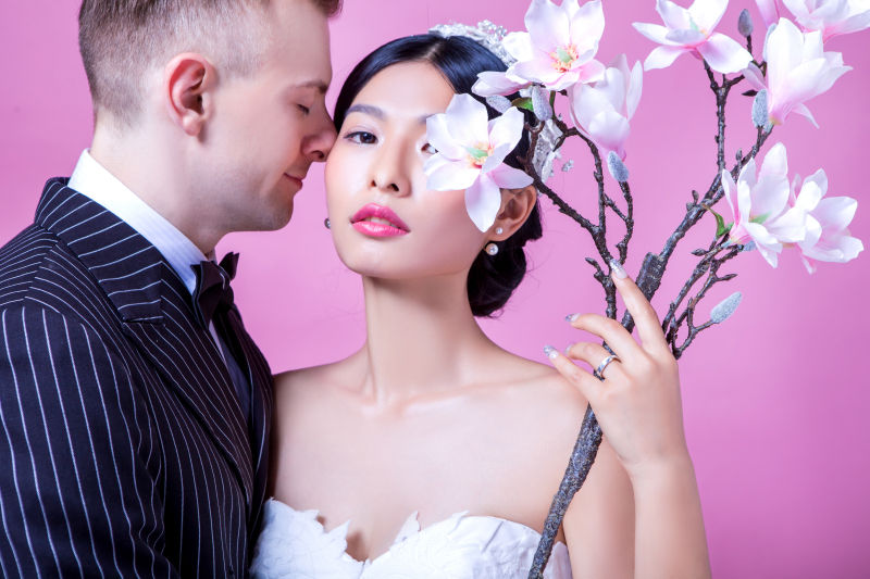 一对恩爱的年轻的夫妇