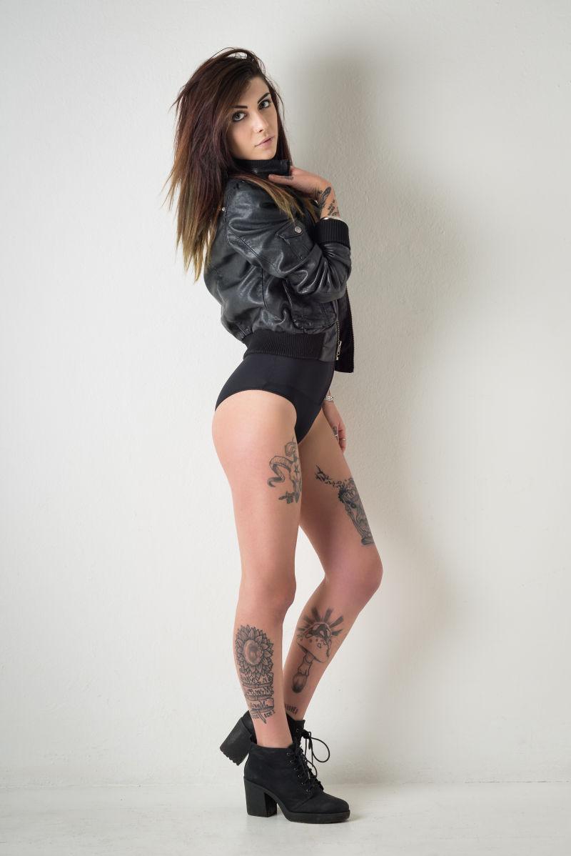穿着夹克的性感纹身美女