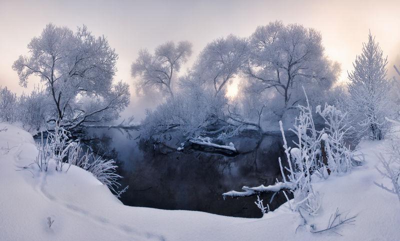 雾蒙蒙的冬季日出