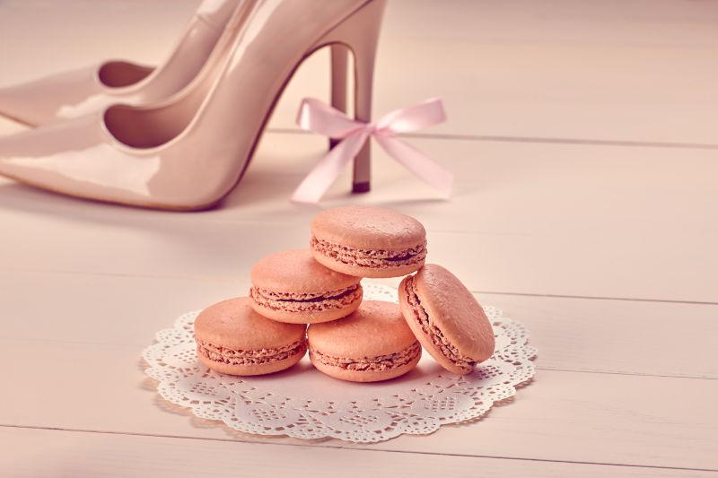 女人时尚高跟鞋和美味的马卡龙