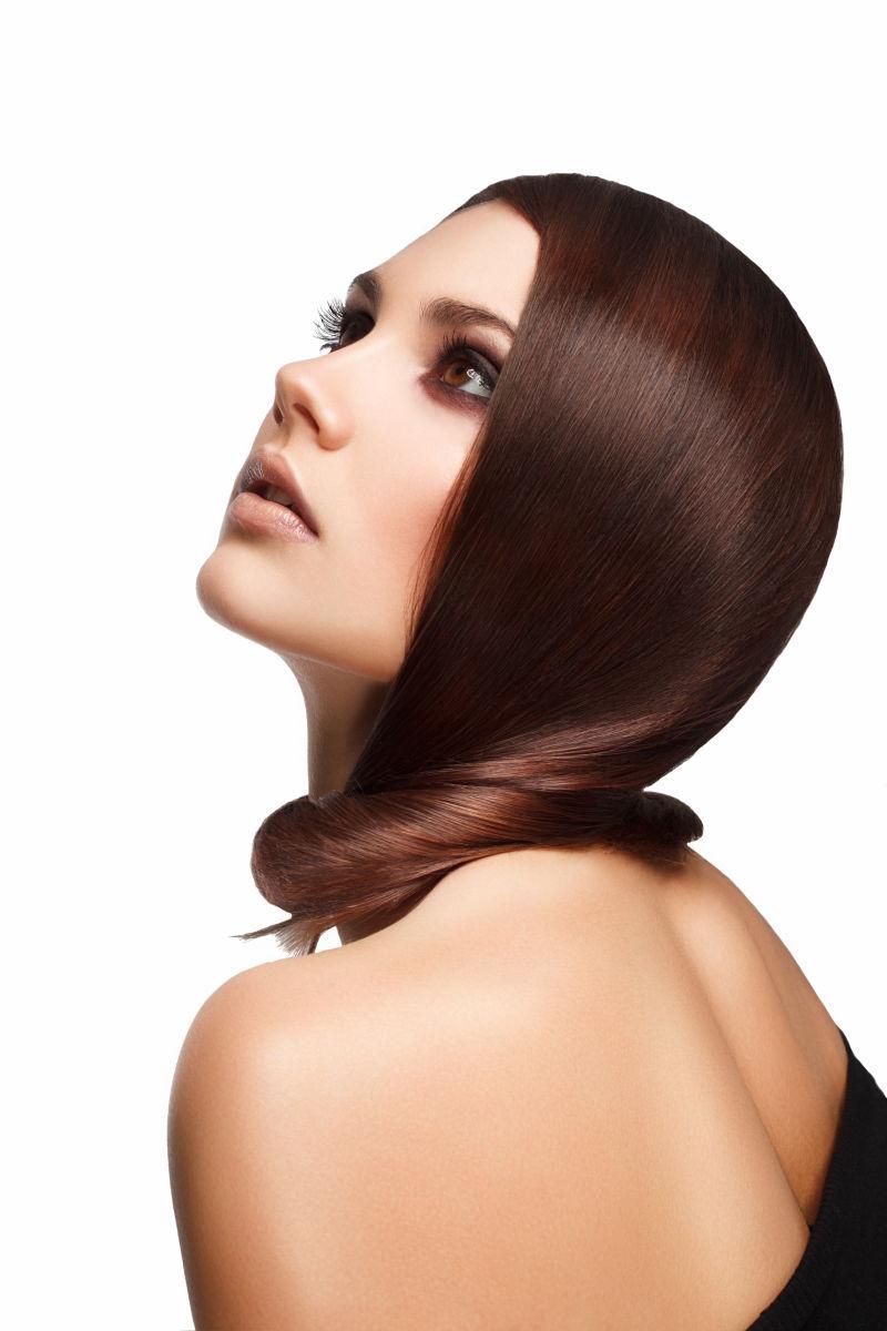 拥有完美妆容的健康的长发美女