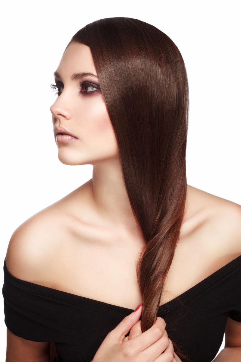 在白色背景下拥有健康的长发的美丽女人