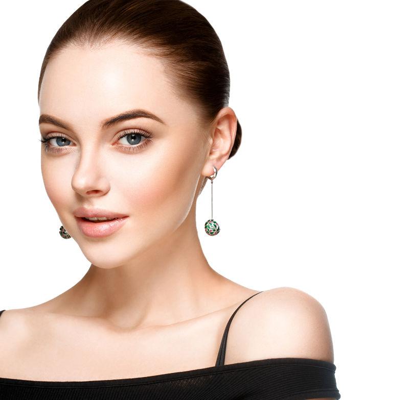 年轻美女豪华装扮