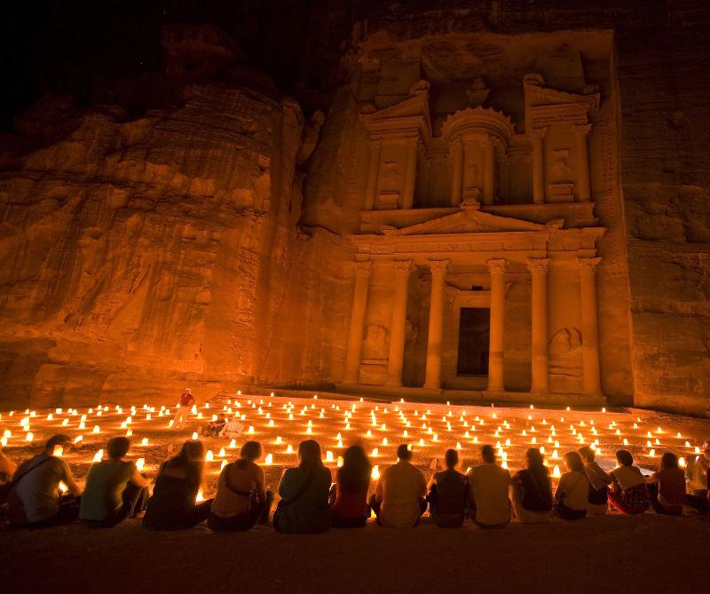 佩特拉约旦夜晚点燃的蜡烛