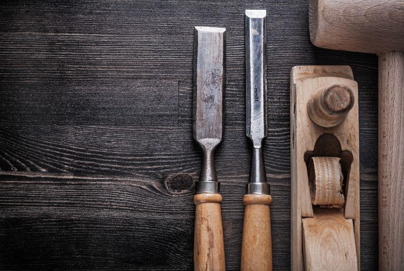 剃须在木板上的木槌凿的集合