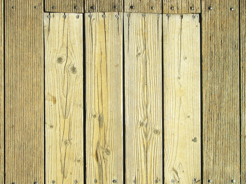 布满钉子的木制大门