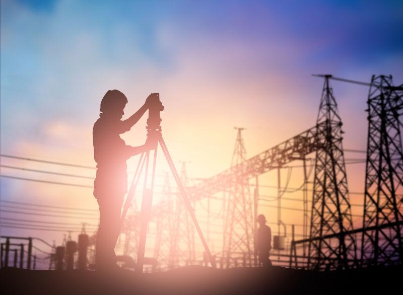 夕阳下忙碌的建筑工人