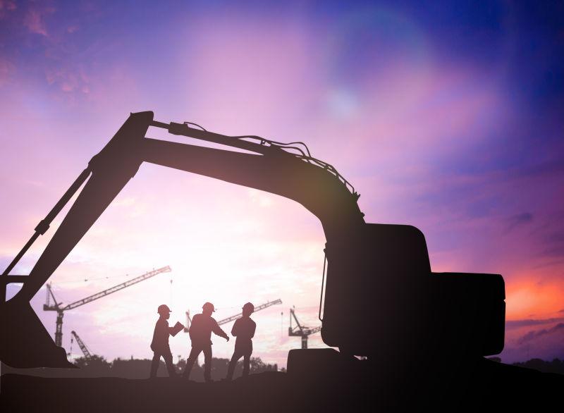 挖掘机下的施工人员