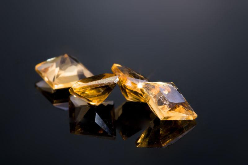 黑色背景上的黄色宝石