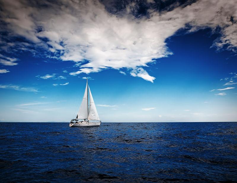 蓝天背景下海面上的白帆船
