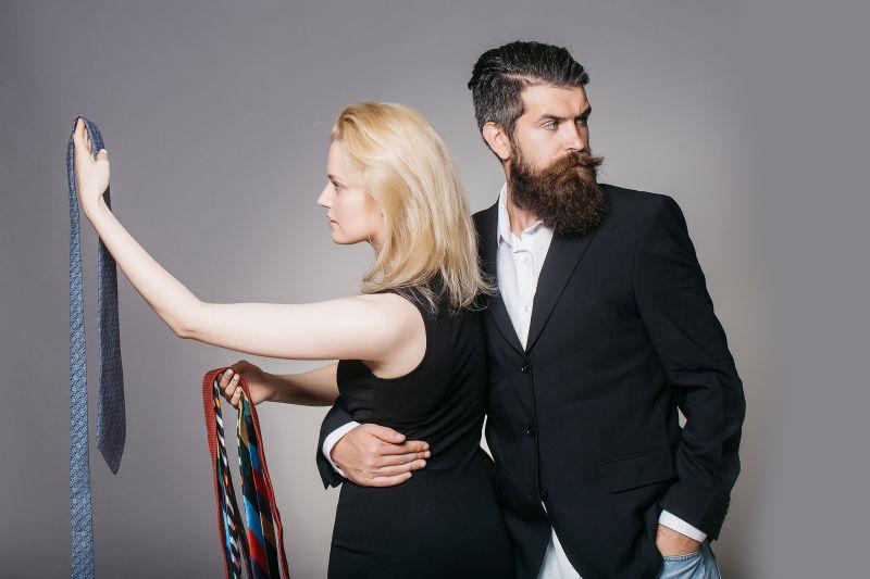 年轻的夫妇拿着领带