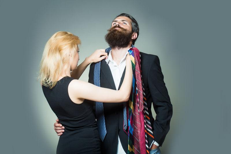 给老公打领带的美丽妻子