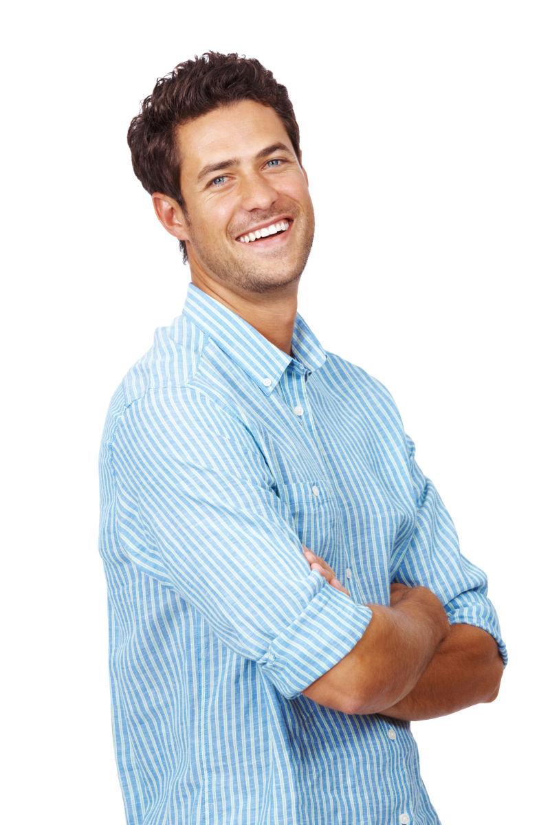 双臂交叉的微笑帅哥