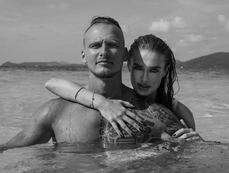 在海水里的的年前夫妇