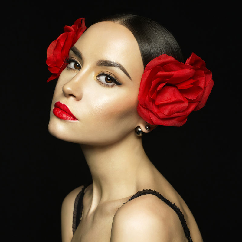 戴着耳环大红花的年轻美丽女士