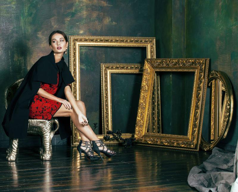 美丽的黑发女人在奢华的室内