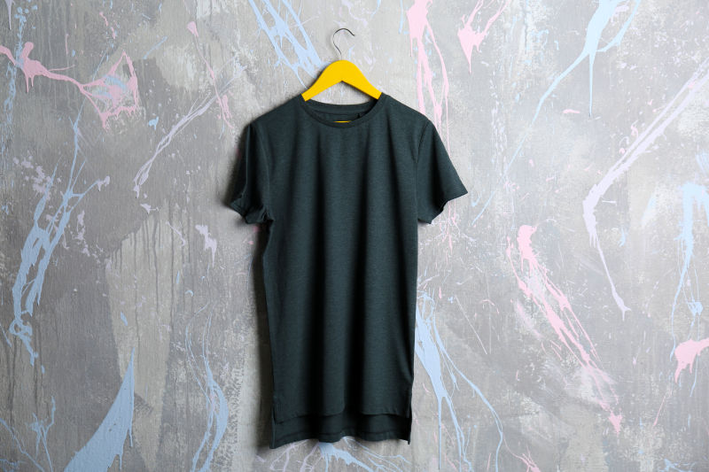 挂在墙上的黑色T恤