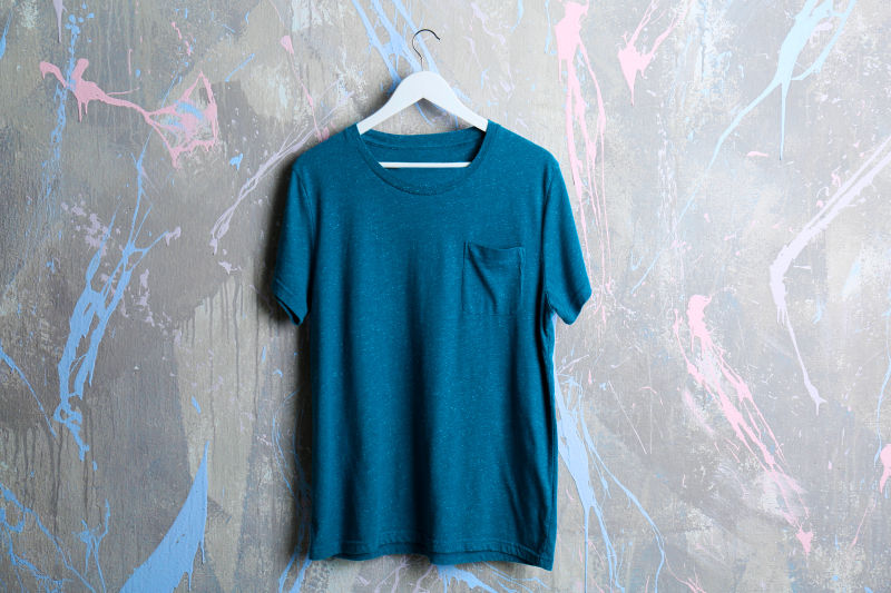 挂在墙上的蓝色T恤