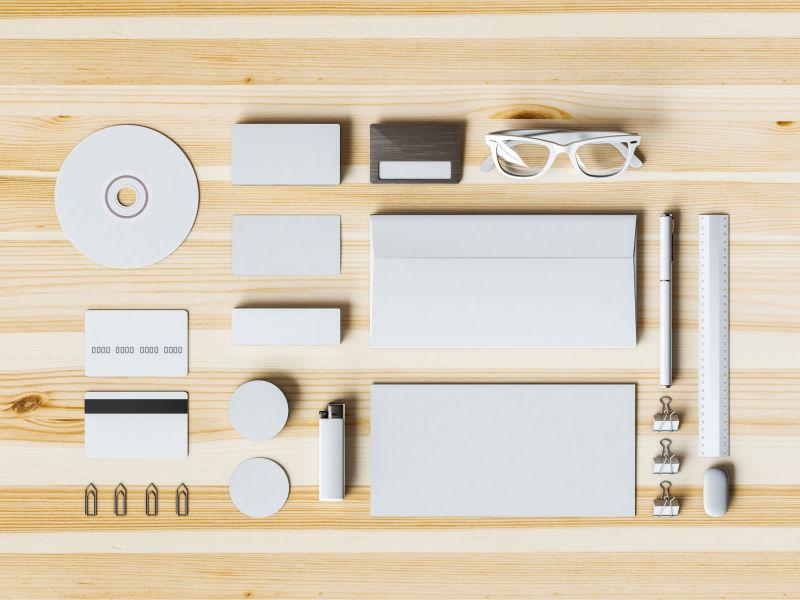 木板上的各种办公用品