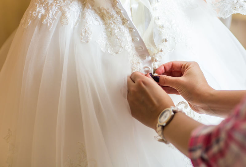 伴娘帮助新娘穿婚纱