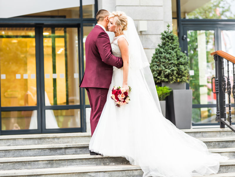 街头拥吻的美丽的新娘和新郎