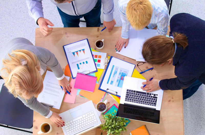 商务伙伴的会议讨论