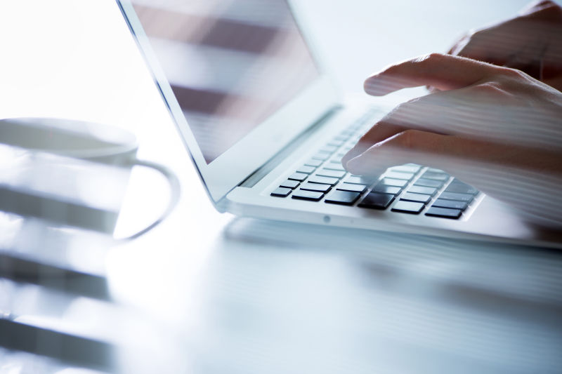 在用电脑办公的人