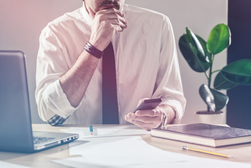 看着手机思考的人