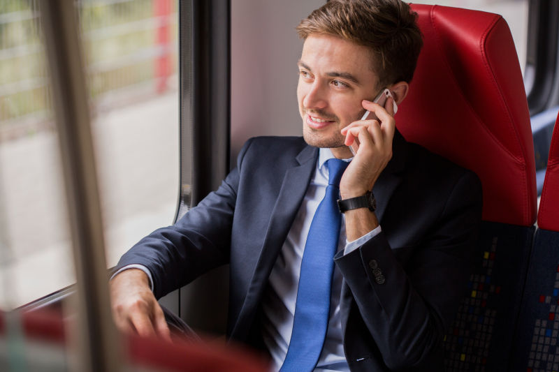 在车上打电话的人