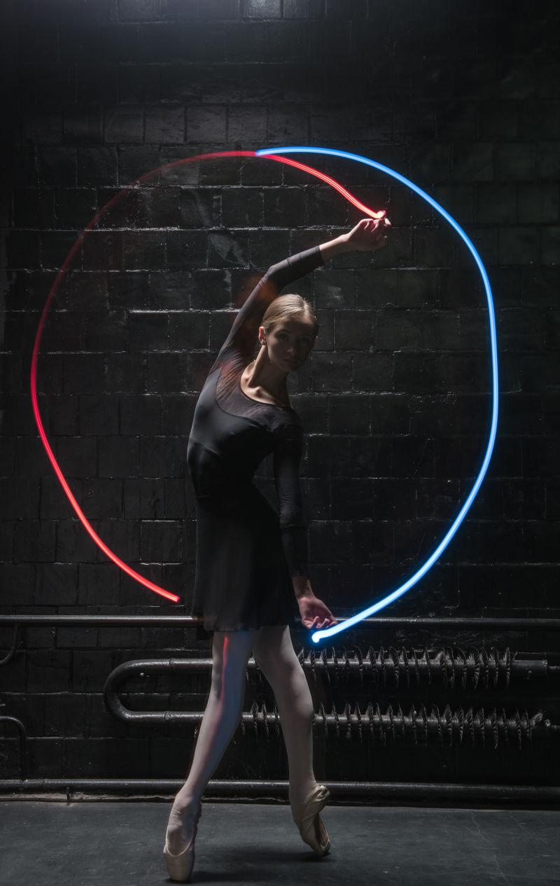 芭蕾舞者表演彩色丝带的舞姿