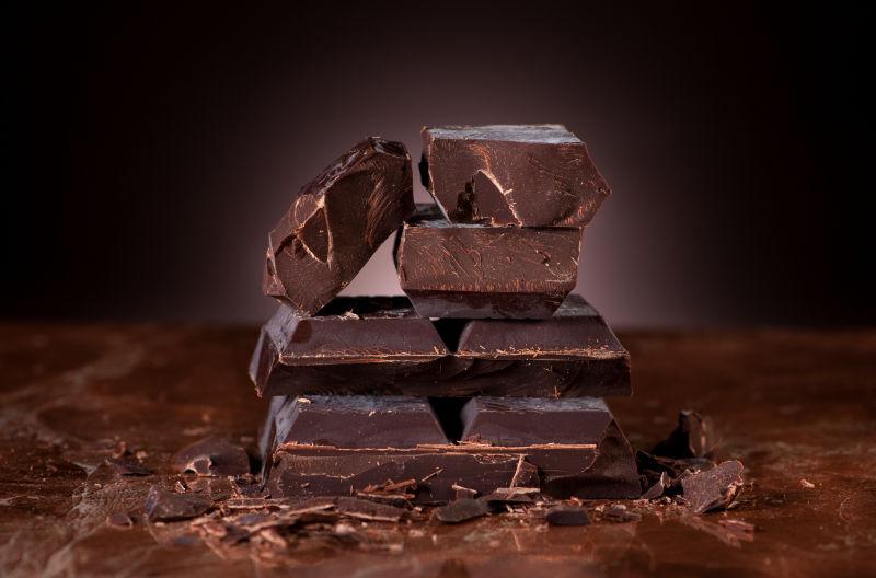 黑色的巧克力块和巧克力碎片