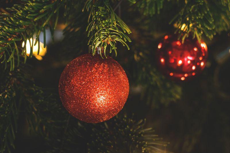 圣诞树上的红色小球