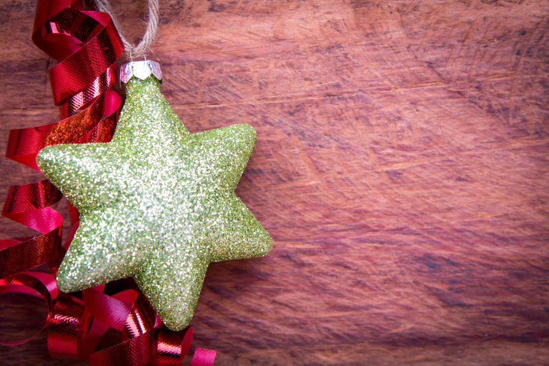 木纹上的绿色六角星