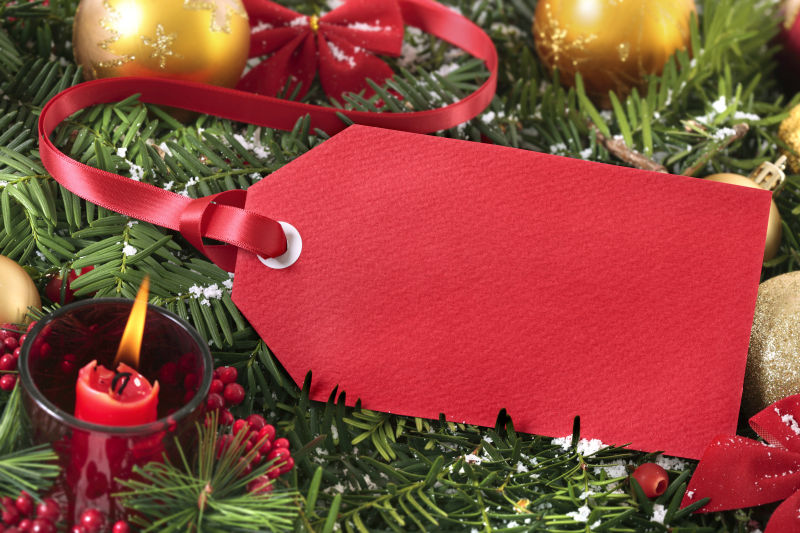 放在圣诞树上的红色卡片