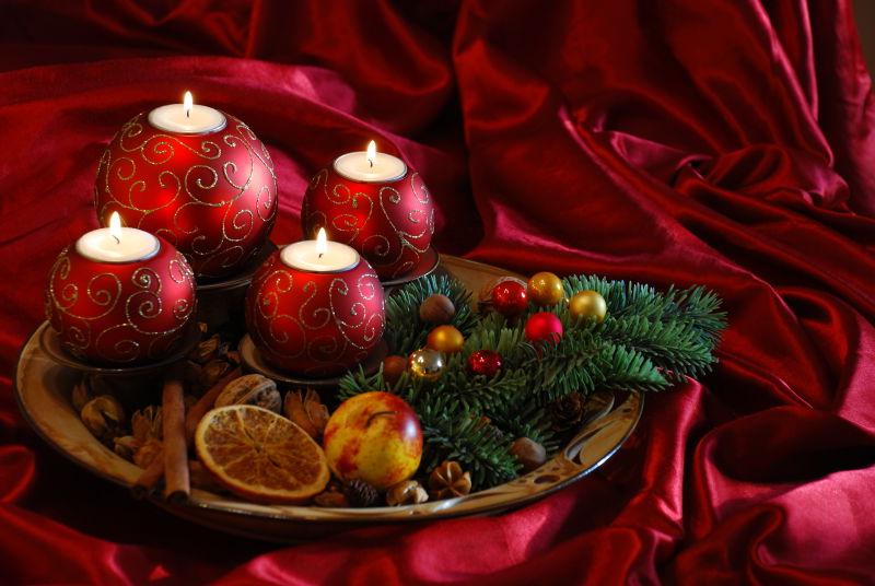 红色丝绸背景中圣诞节装饰品