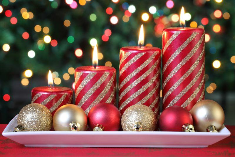 模糊背景中的蜡烛和圣诞球
