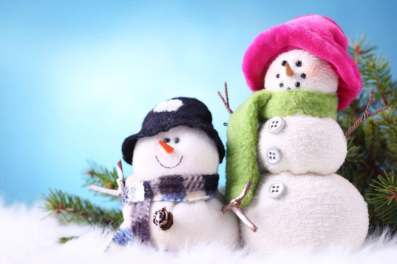 蓝色背景中的两个小雪人