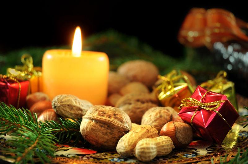 燃烧的蜡烛和圣诞节装饰品