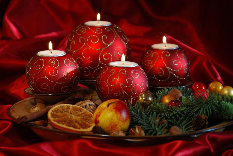 红色背景中的多样的圣诞节装饰品