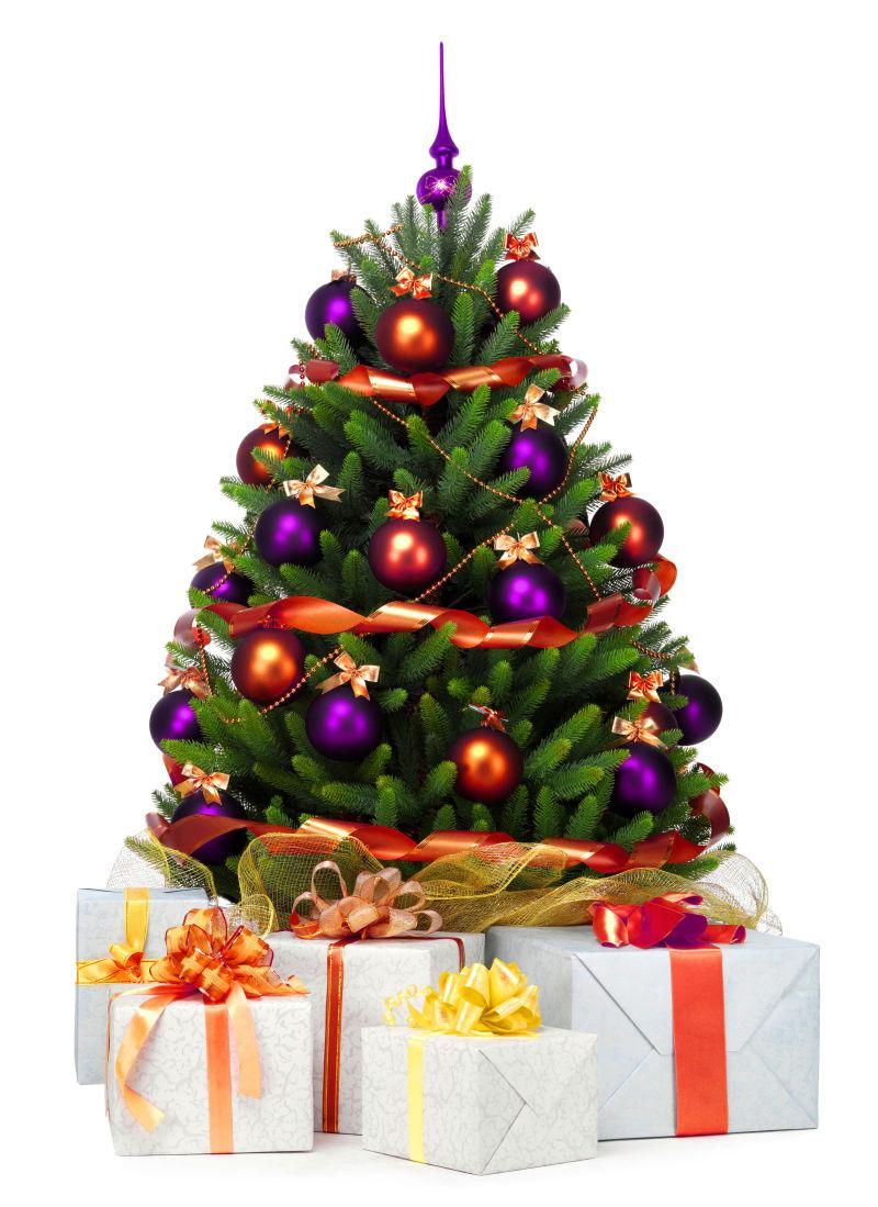 挂满圣诞饰品的圣诞树下有一堆圣诞礼物盒