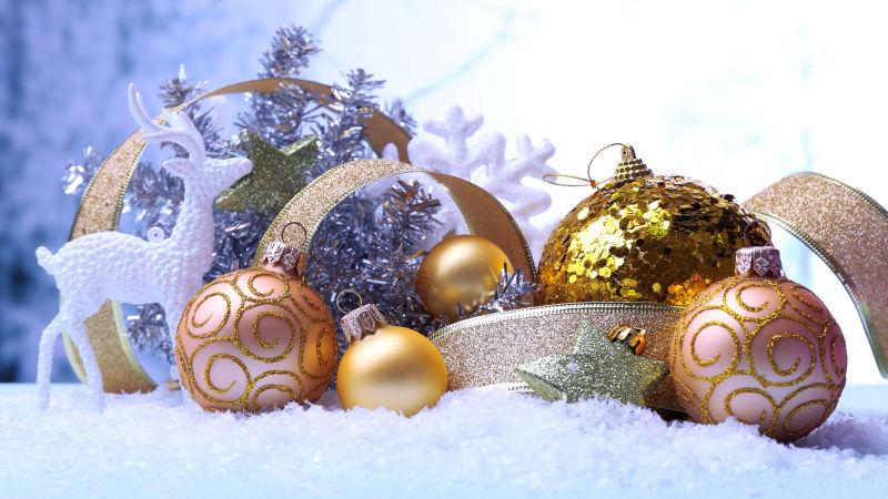 雪中的圣诞节装饰