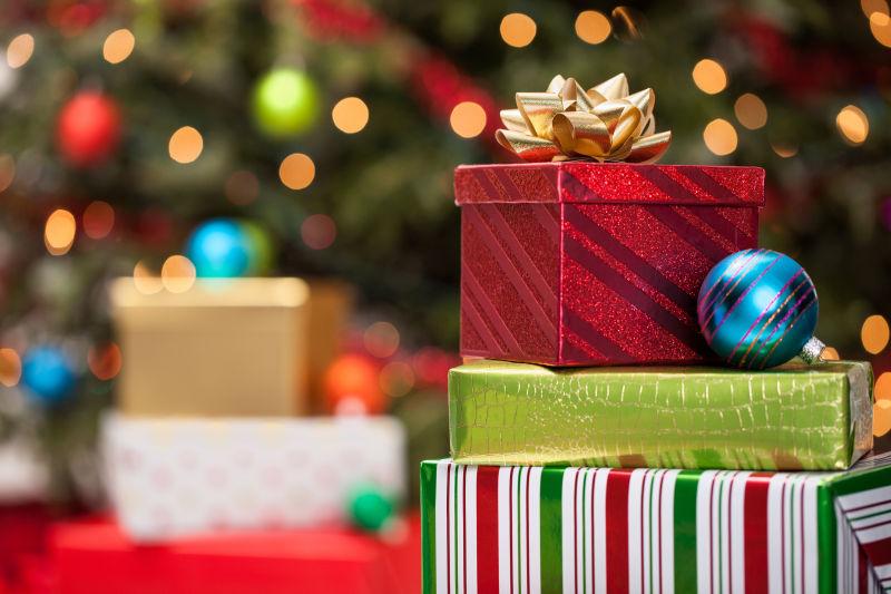 圣诞树下放有圣诞礼物