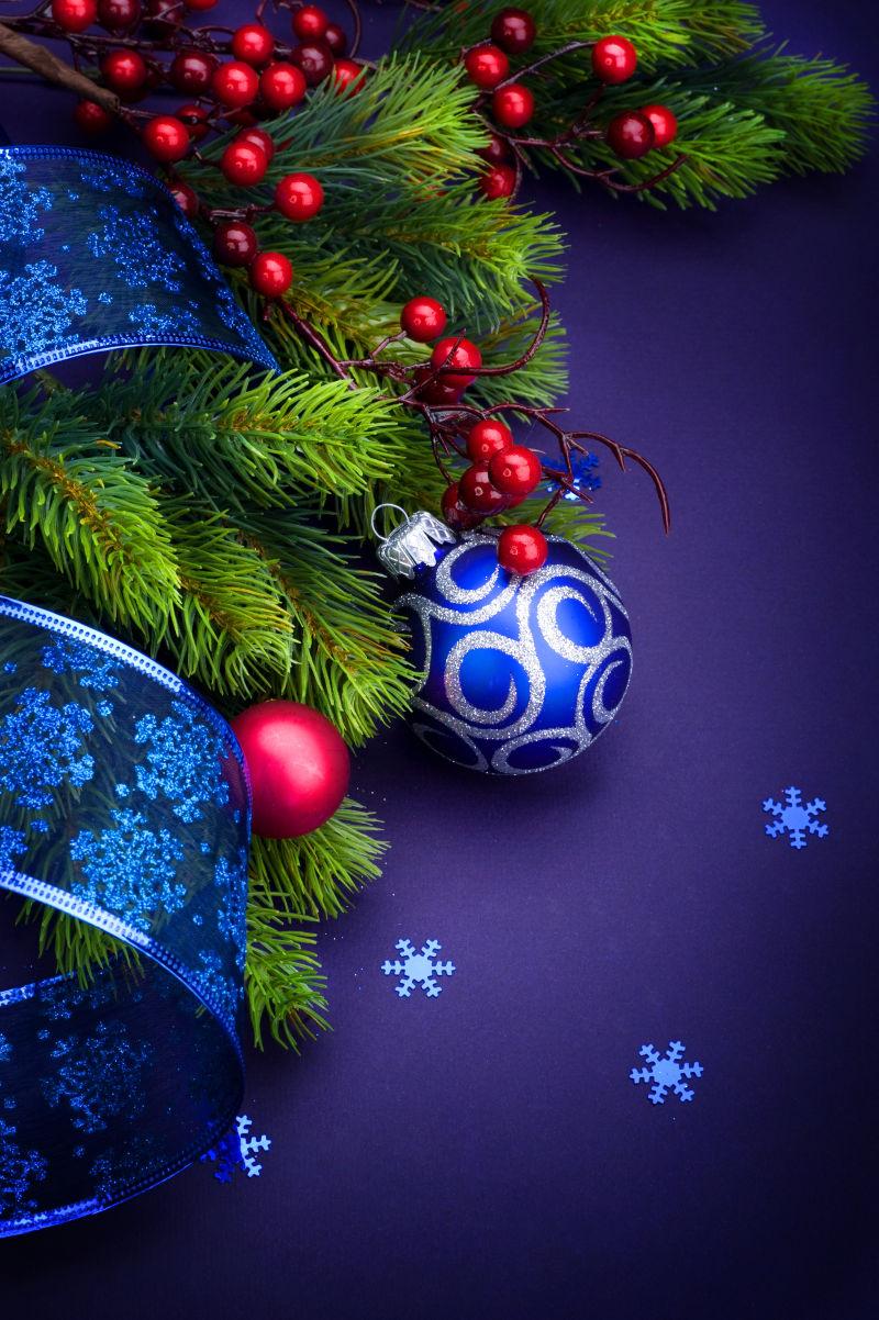 蓝色圣诞球和圣诞树枝