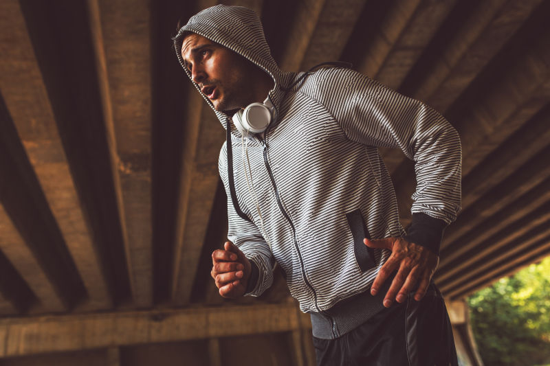 城市中晨跑的帅哥