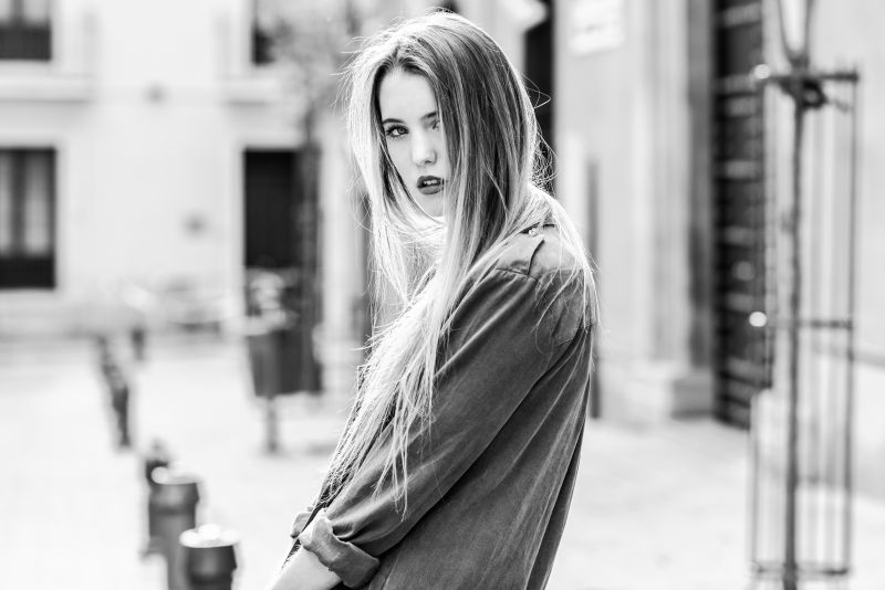 美女在城市街拍