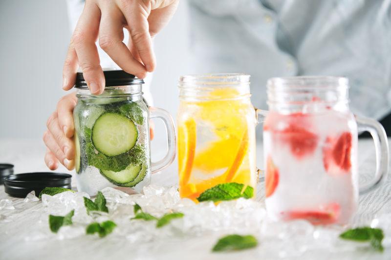 三瓶自制的饮料