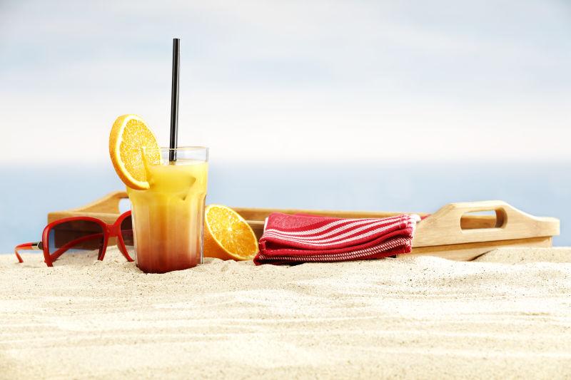 沙滩上的鸡尾酒