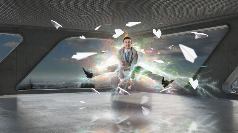 跳起的人与身边飞舞的纸飞机