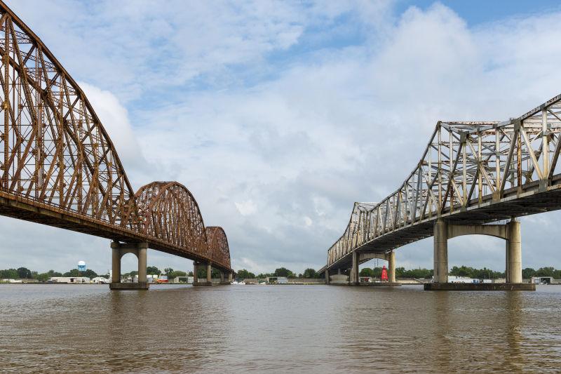 蓝天白云下的美国路易斯安那摩根城阿彻法拉雅河上的两座桥