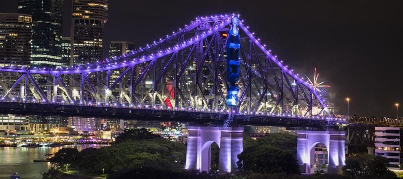 夜晚有紫色灯光的布里斯班的故事桥